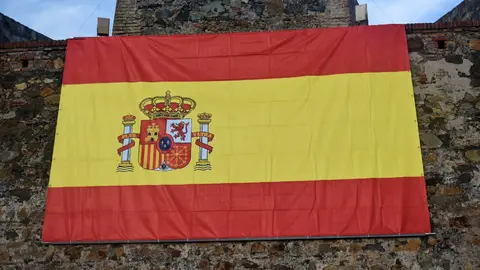 Bandera de Espa&ntilde;a en las Murallas Reales