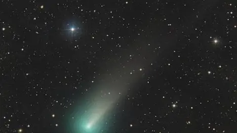 Cometa en el cielo nocturno