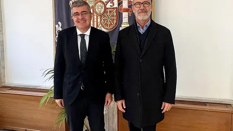 Francisco Javier Casas S&aacute;nchez, vocal delegado en Ceuta de Colegio Oficial de Graduados Sociales en un encuentro de trabajo con el delegado del Gobierno, Rafael Garc&iacute;a / Cedida
