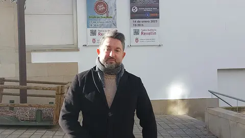 C&eacute;sar Mart&iacute;n ante la Lona de '13 y Martes' / &Aacute;frica Gonz&aacute;lez