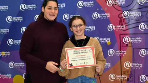 Salma El Hichou recibe su premio de manos de la consejera de Juventud / Rafa B&aacute;ez