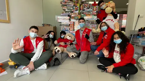 Voluntarios de Cruz Roja con juguetes / Cedida