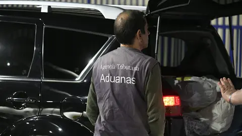 Un t&eacute;cnico de la Agencia Tributaria, en la frontera del Tarajal / Archivo