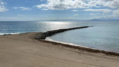 Playa de la Ribera a mediod&iacute;a de este martes / Daniel Hern&aacute;ndez