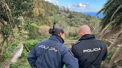 Agentes del Cuerpo Nacional de Polic&iacute;a durante las labores de b&uacute;squeda de este mi&eacute;rcoles / Mohamed Ettouileb