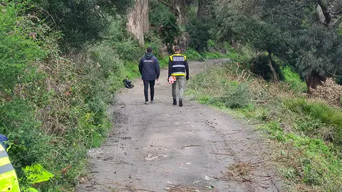 Agentes de la Polic&iacute;a Nacional en el lugar del hallazgo / Laura Ortiz