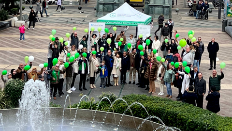 Los participantes en el acto han confeccionado un lazo verde, s&iacute;mbolo de la lucha contra el c&aacute;ncer