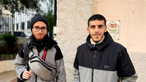 Dos de los participantes en la concentraci&oacute;n de este martes ante el juzgado / Daniel Hern&aacute;ndez