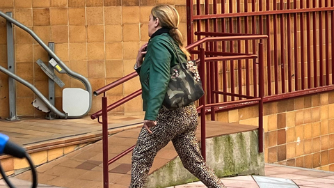 Una de las denunciantes, en su llegada al Palacio de Justicia / Dani Hern&aacute;ndez