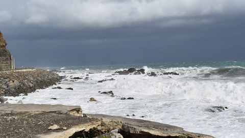 Temporal desde la playa de Ben&iacute;tez / Archivo