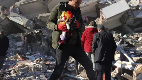 El terremoto ha causado ya m&aacute;s de 25.000 muertes/ Foto: web RTVE
