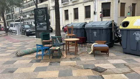 "Exposici&oacute;n" de muebles en la Marina