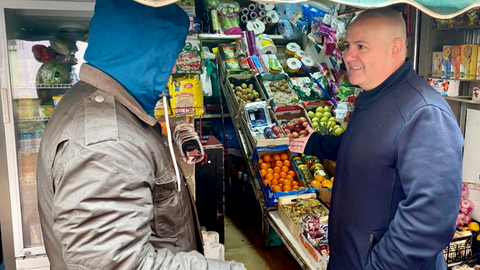 El secretario general del PSOE durante su visita al mercado del Mixto
