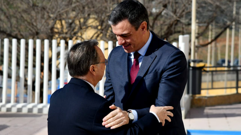 Vivas saluda a S&aacute;nchez a las puertas del Centro de Salud del Tarajal /Archivo