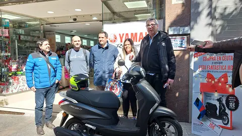 Entrega de la moto sorteada por Centro Comercial Abierto / &Aacute;frica Gonz&aacute;lez