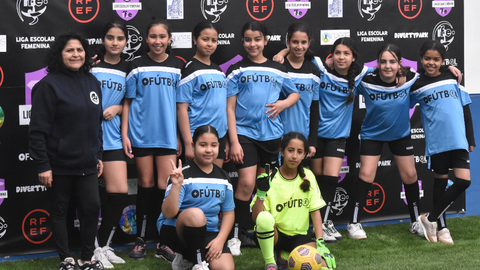 Espectacular ambiente el que se ha vivido este s&aacute;bado 4 de marzo en el campo &lsquo;Emilio C&oacute;zar&rsquo; de la Ciudad del F&uacute;tbol, con la puesta en marcha de la Liga Escolar Femenina organizada por la RFFCE, a trav&eacute;s de su Comisi&oacute;n de F&uacute;tbol Femenino, y patrocinada por DivertyPark.

En esta ocasi&oacute;n han sido los equipos de categor&iacute;a Alev&iacute;n los que han saltado al c&eacute;sped para disputar partidos de 40 minutos divididos en dos tiempos de 20 cada uno, haciendo disfrutar al numeroso p&uacute;blico que pr&aacute;cticamente ha llenado las gradas