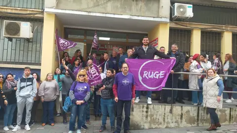 Concentraci&oacute;n a las puertas del edificio sindical / Foto: &Aacute;frica Gonz&aacute;lez
