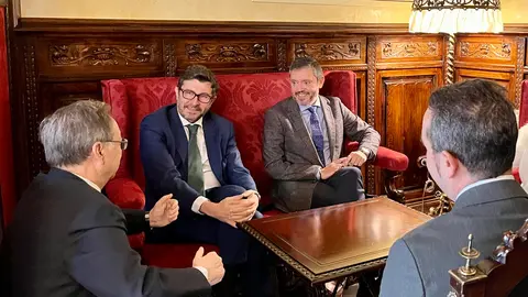  Juan Vivas, &Aacute;lvaro Rodr&iacute;guez y Juan Manuel Doncel, durante un encuentro en la Alcald&iacute;a Noble 