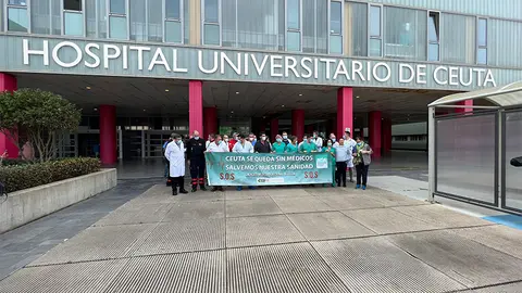 Concentraci&oacute;n de los m&eacute;dicos ante el Hospital Universitario/ Archivo