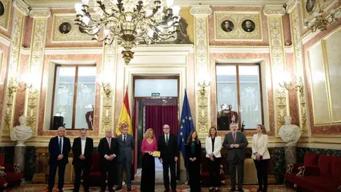 Momento de la entrega del informe/ Foto: Congreso (Povedano)