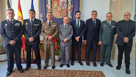 Foto de famlia con los representantes de las cinco instituciones condecoradas / &Aacute;frica Gonz&aacute;lez