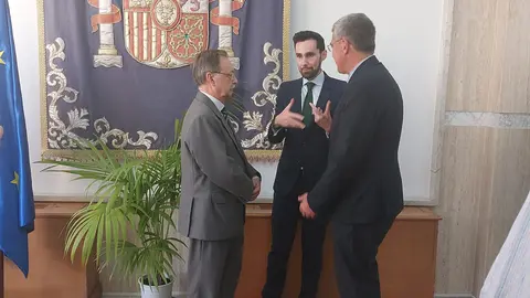 Vivas y P&eacute;rez charlan en presencia del delegado del Gobierno, Rafael Garc&iacute;a, el pasado lunes/ Foto: &Aacute;frica Gonz&aacute;lez