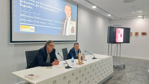 Joaqu&iacute;n Bosch (derecha) durante la presentaci&oacute;n del libro / Foto: Africa Gonz&aacute;lez