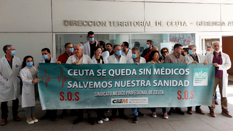 Concentraci&oacute;n de m&eacute;dicos en el Centro de Salud de Otero/ Archivo