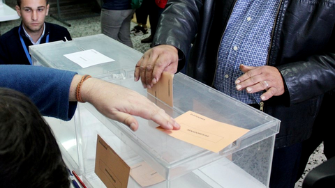 Una persona vota durante las pasadas Elecciones Auton&oacute;micas/ Archivo