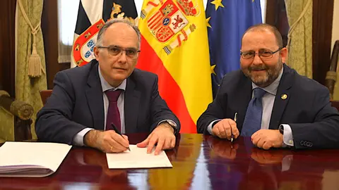 El consejero y el presidente del Colegio de Veterinarios, durante la firma / Foto: Ciudad