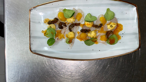 EN V&Iacute;DE - Original lenguado curado con chicharr&oacute;n de piel y picante de harissa de Mar de Olivos