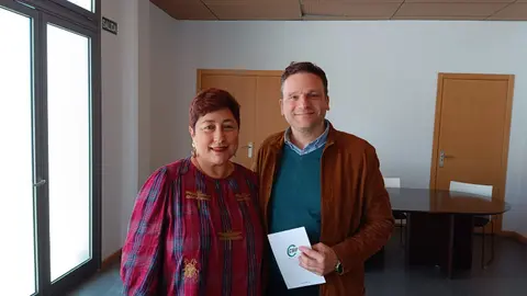 Mar&iacute;a Jos&eacute; Aznar, junto al representante de CSIF / Foto: CSIF