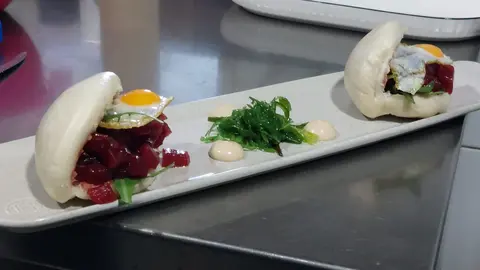 At&uacute;n rojo en pan bao