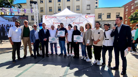 Organizaci&oacute;n y premiados posan tras el certamen de La Tapa Perfecta