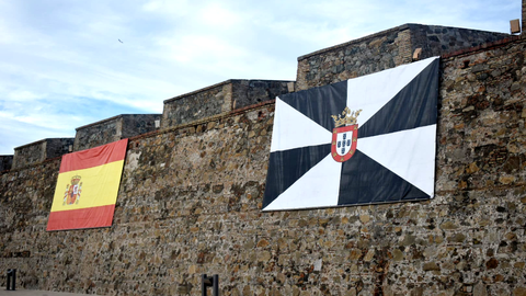 Banderas de Espa&ntilde;a y Ceuta en las Murallas Reales
