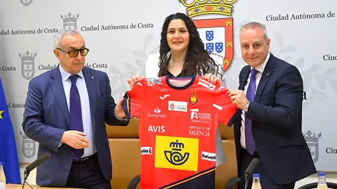La consejera de Deportes junto al presindete del COE y el de la RFEB