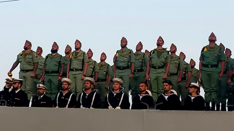 Legionarios y marineros, en la cubierta del 'Contramaestre Casado, con rumbo a M&aacute;laga el pasado mi&eacute;rcoles / Juanjo Coronado