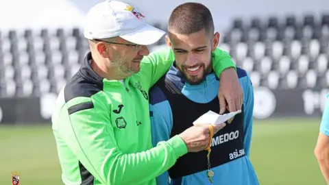 Jos&eacute; Juan Romero da instrucciones durante un entrenamiento