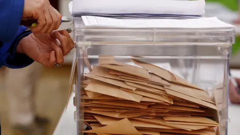 Urna con sobres durante un proceso electoral anterior/ Archivo