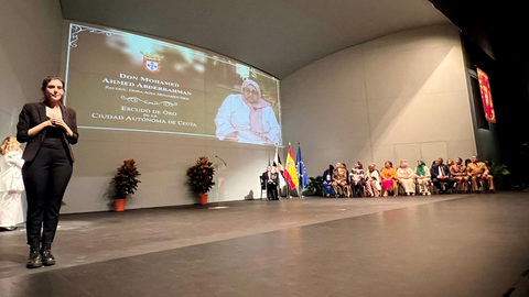 Instante del acto de entrega de Medallas de la Ciudad y Escudos de Oro de este martes