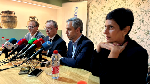 El candidato Popular ha comparecido junto a Juan Bravo y parte de su equipo este jueves en el Hotel Ulises / Mohammed Ettouileb