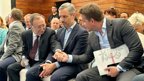 El candidato del PP y el vicesecretario de Econom&iacute;a del partido a nivel nacional saludan al presidente de la C&aacute;mara de Comercio