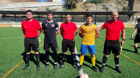 Los colegiados, junto a los capitanes en el Polillas - Calavera