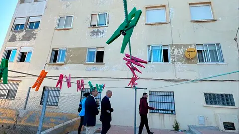 Visita del PSOE al 'Edificio de los maestros'