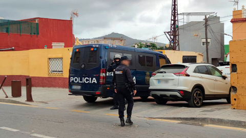 Agentes de la Polic&iacute;a Nacional en Los Rosales/ Archivo
