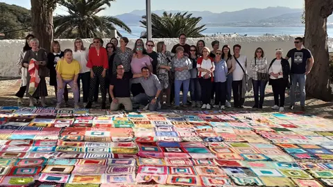 Las costureras, junto a su obra/ Cedida