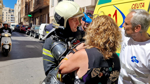 Agente del SEIS tras el rescate de una de las mascotas de la vivienda incendiada