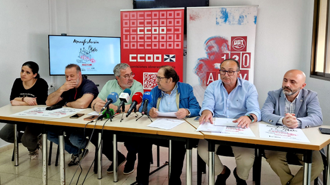 Los representantes de UGT y CCOO antes del inicio de su comparecencia de este jueves / Laura Ortiz