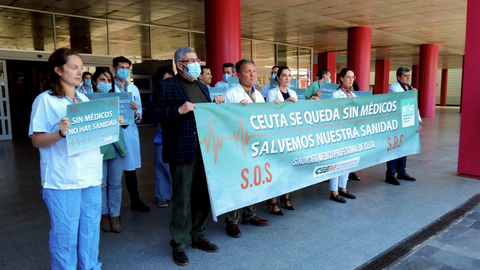 Concentraci&oacute;n del Sindicato M&eacute;dico a las puertas del Hospital Universitario