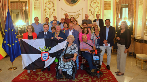 Vivas recibe a un grupo de turistas de la asociaci&oacute;n AMFAT